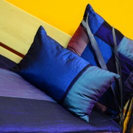 Ágytakaró steppelt taft - püspök lila csíkos  - 4 párnával  - NOVETEX matrac Ágytakaró steppelt taft - püspök lila csíkos  - 4 párnával  - NOVETEX matrac